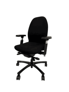 Tango lav kontorstol - lav ryg er en sort ergonomisk kontorstol med lav ryg, justerbare armlæn, polstret sæde og ryglæn og fem hjul på en drejelig fod.