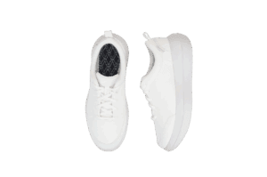 Et par Bauma White - Kvinde - Kybun snøresneakers, vist oppefra med den ene stående og den anden liggende på siden, på en almindelig hvid baggrund.