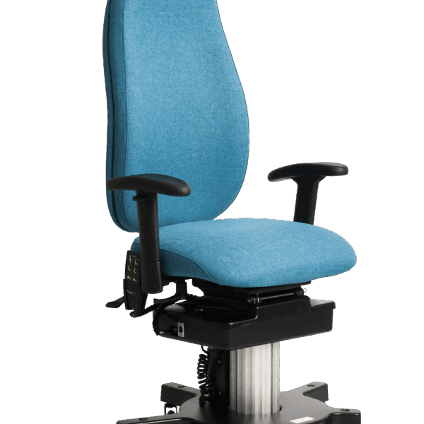 Adapt Lift, en blå ergonomisk kontorstol med justerbare armlæn, nakkestøtte og en motoriseret hjulbase, vises mod en almindelig hvid baggrund.