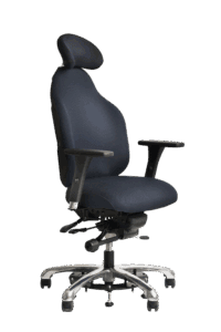 Adapt v600 er en ergonomisk kontorstol med mørkt stofbetræk, justerbare armlæn og nakkestøtte samt et robust kromstel med fem hjul.