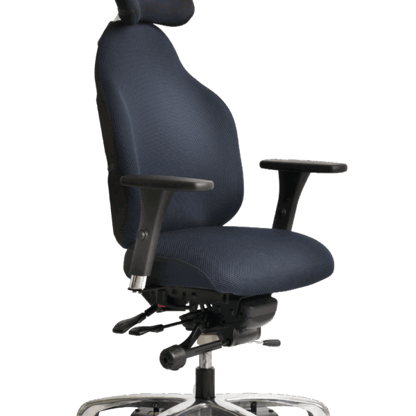 Adapt v600 er en ergonomisk kontorstol med mørkt stofbetræk, justerbare armlæn og nakkestøtte samt et robust kromstel med fem hjul.